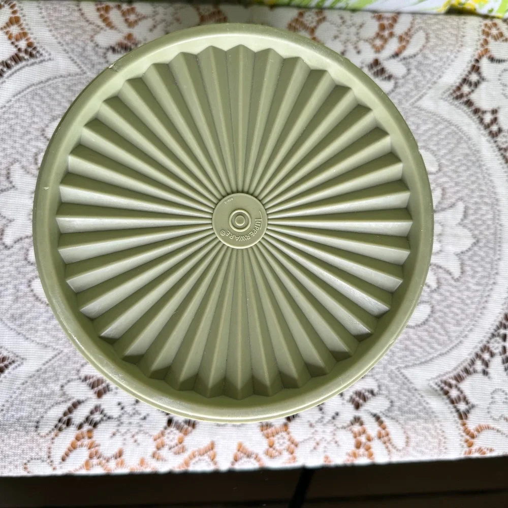 Vintage Tupperware Avocado Green Servalier Canister Sunburst Lid 805-2 Starburst